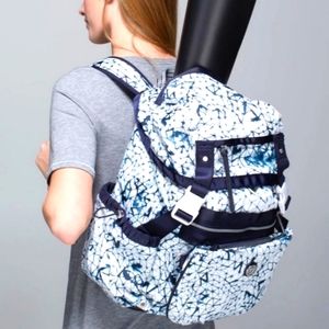 Lululemon Travelling Yogini Rucksack in Star Crushed White Deep Navy/Naval Blue